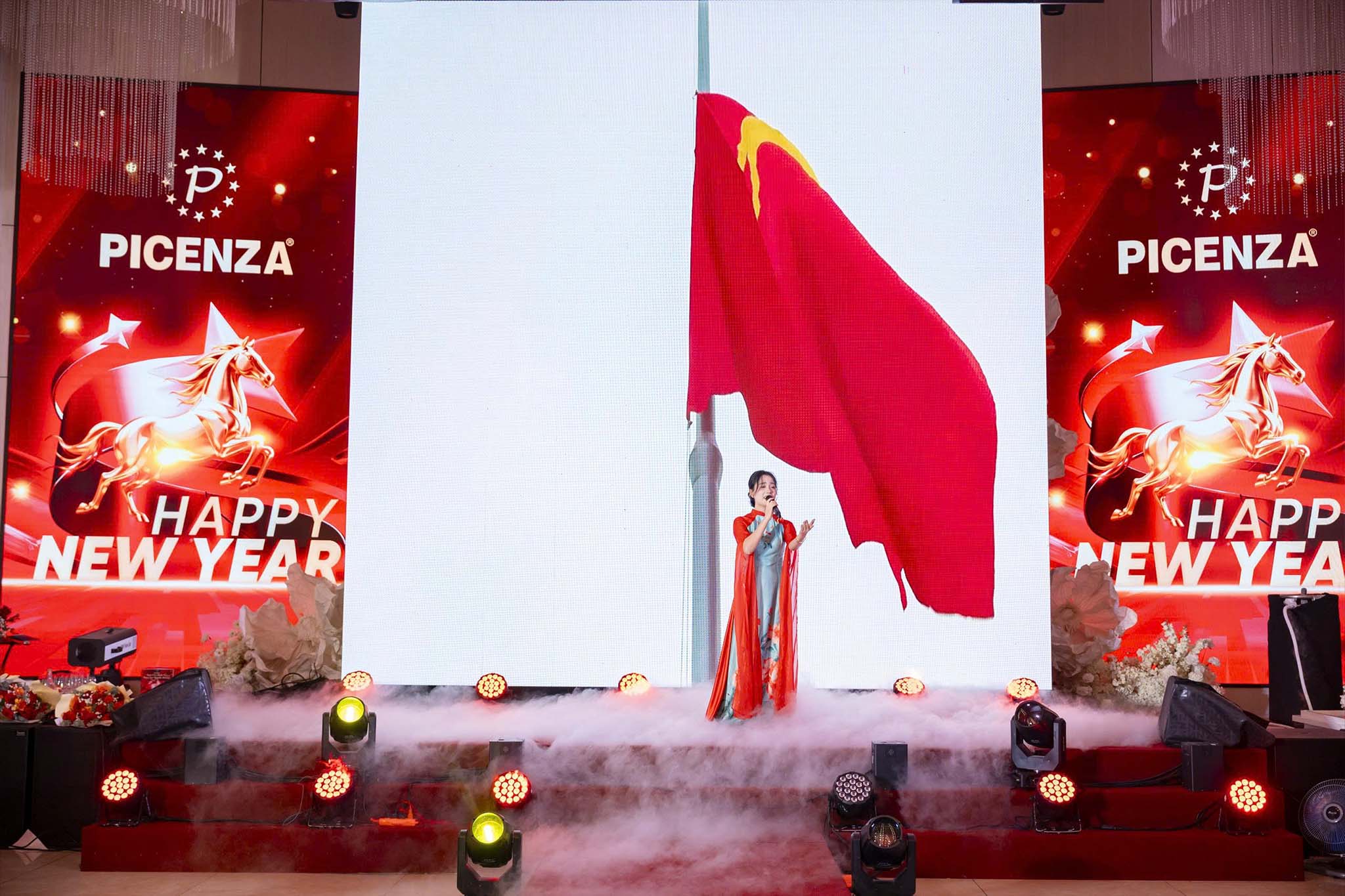 Một số hình ảnh đẹp tại buổi tiệc: