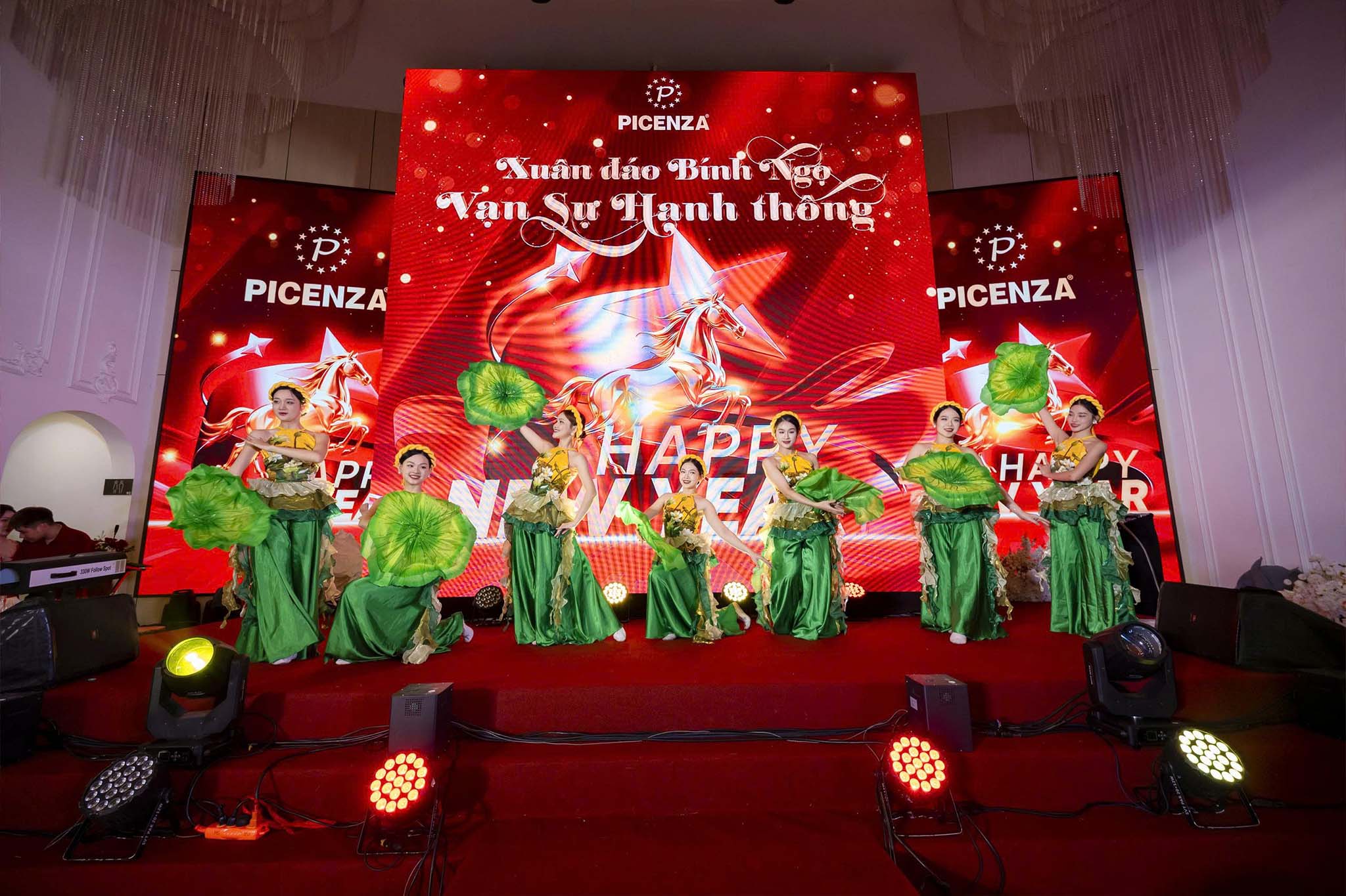 Một số hình ảnh đẹp tại buổi tiệc: