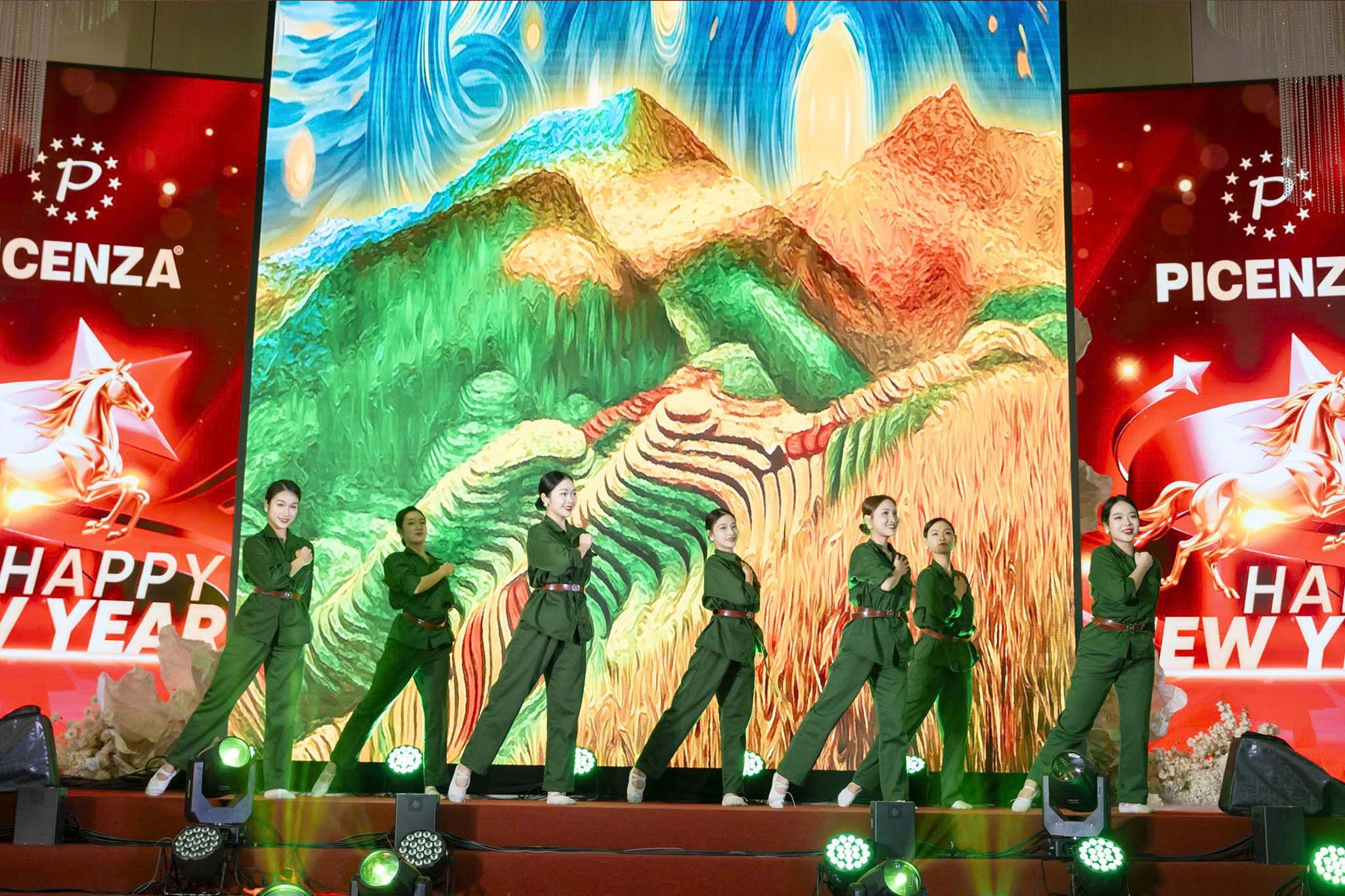 Một số hình ảnh đẹp tại buổi tiệc: