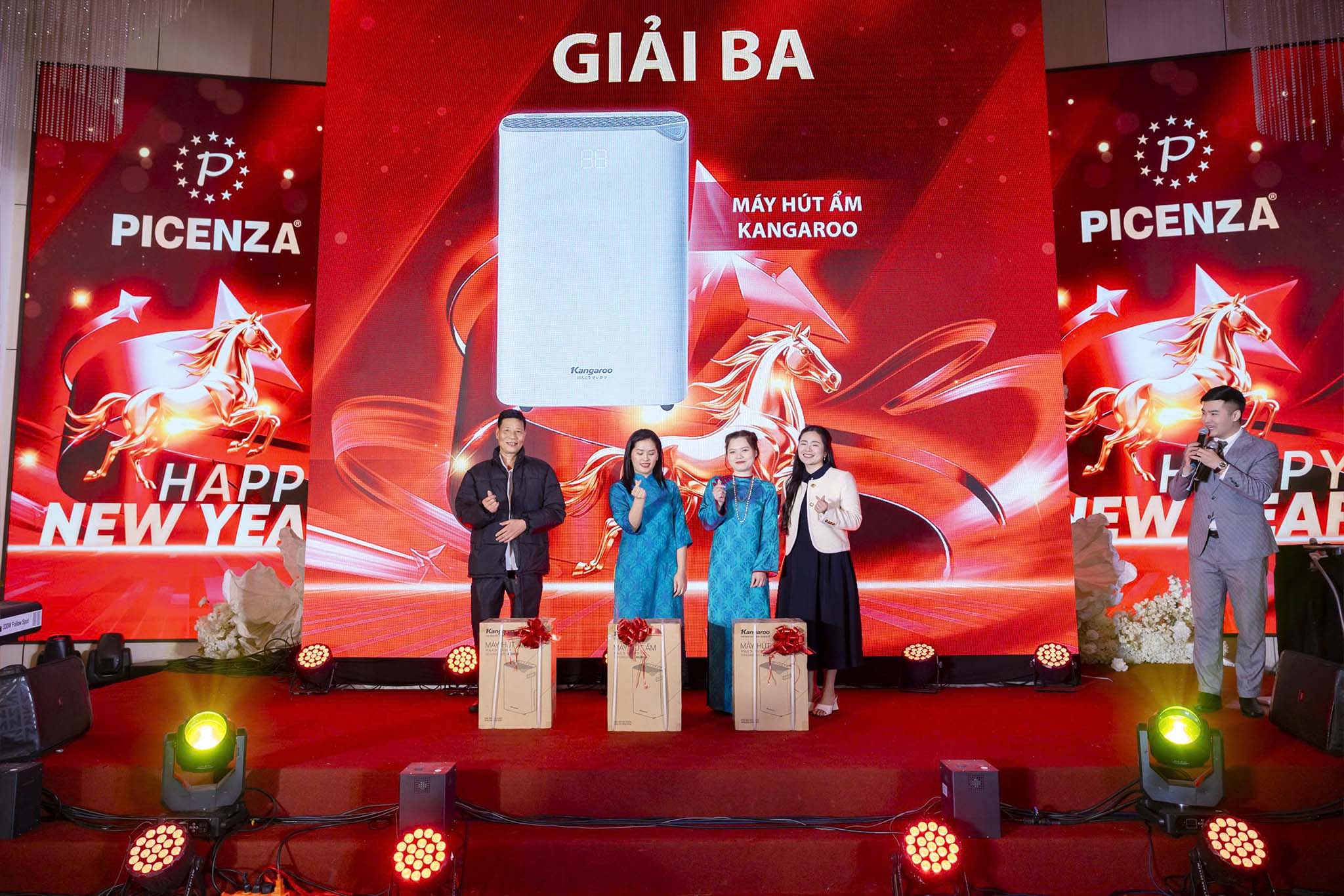 Một số hình ảnh đẹp tại buổi tiệc: