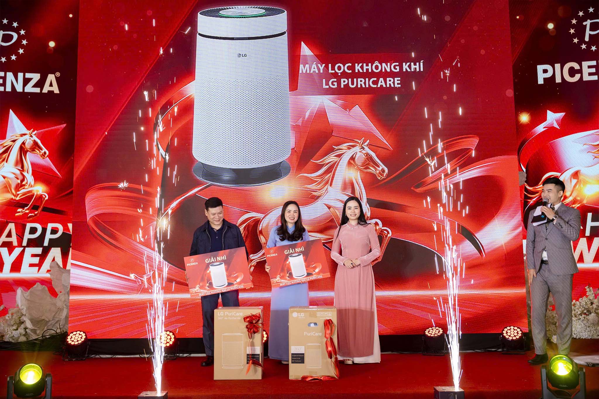 Một số hình ảnh đẹp tại buổi tiệc: