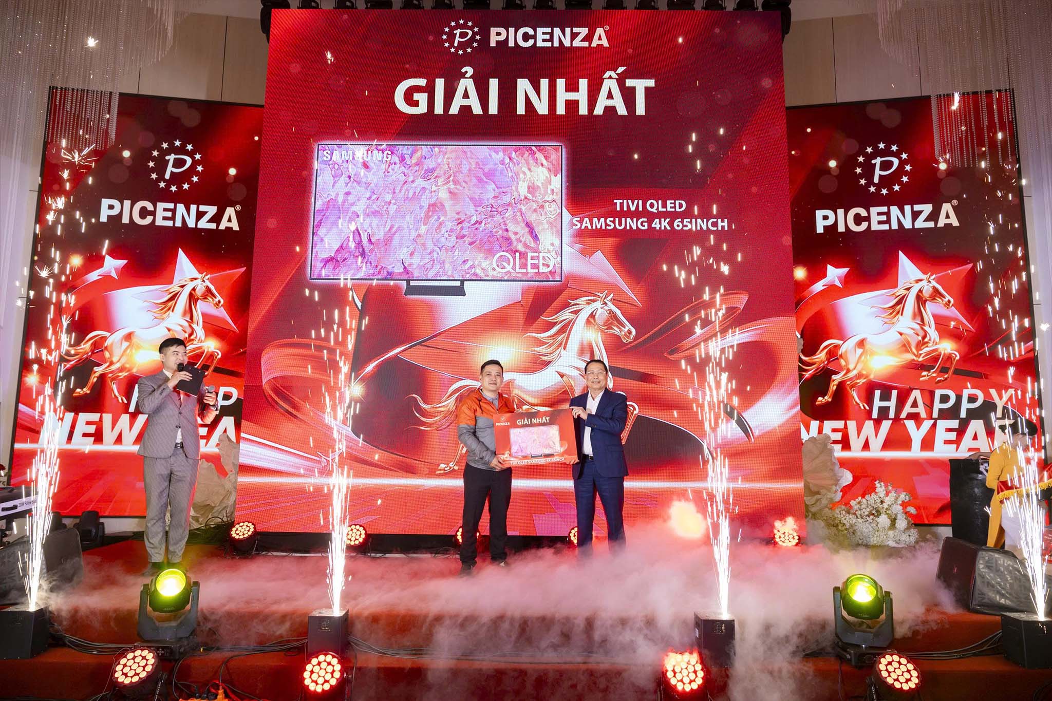 Một số hình ảnh đẹp tại buổi tiệc: