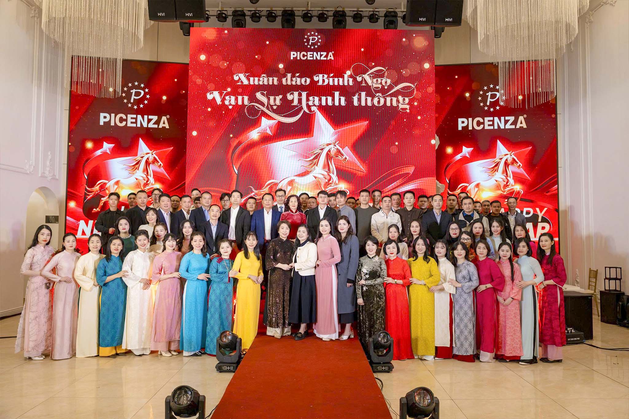 Ảnh tập thể của cán bộ nhân viên Tập đoàn Picenza Việt Nam
