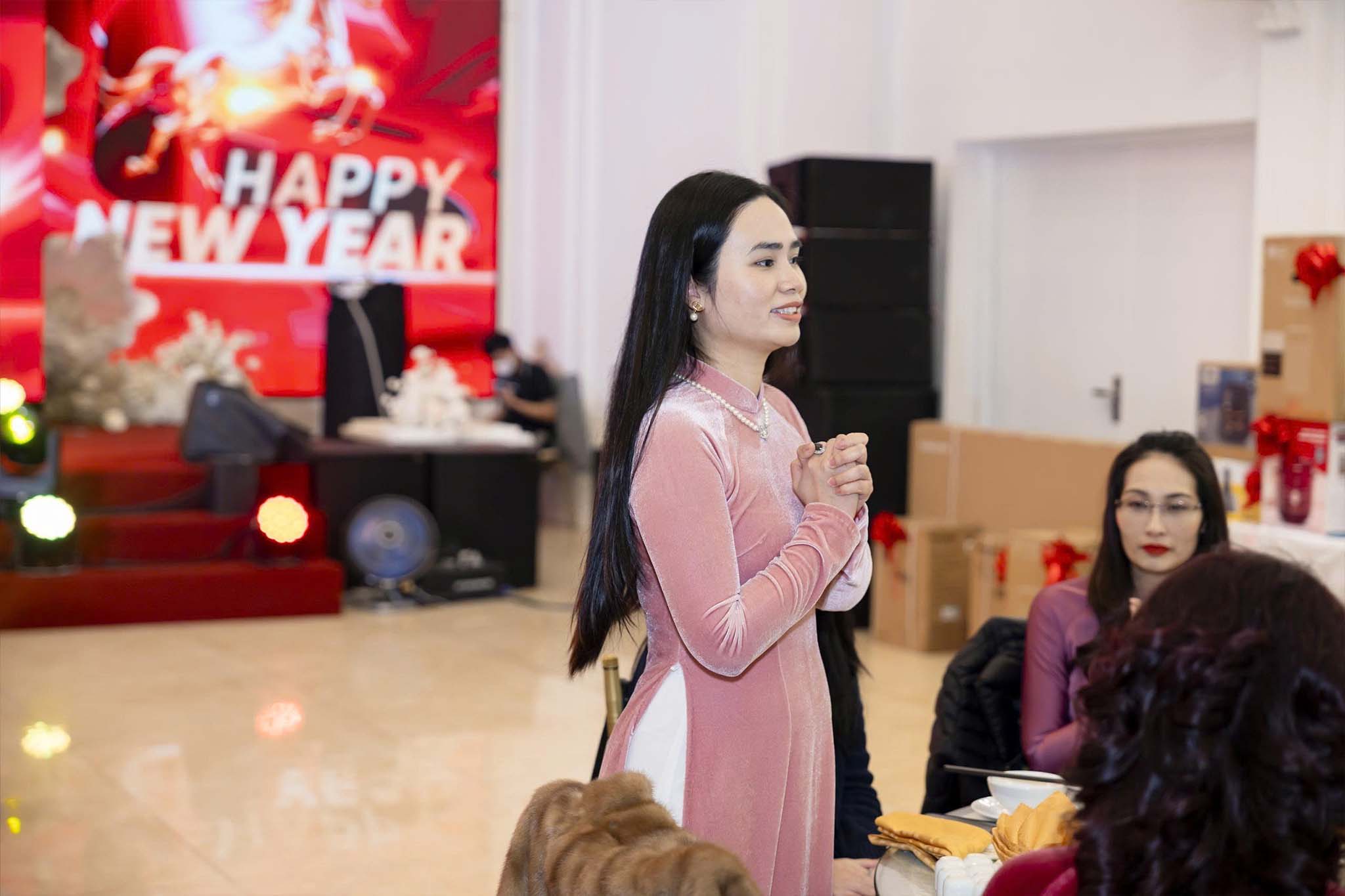 Bà Nguyễn Kim Loan - Phó Tổng Giám đốc Công ty CP Tập đoàn Picenza Việt Nam tham dự buổi Tiệc tất niên 