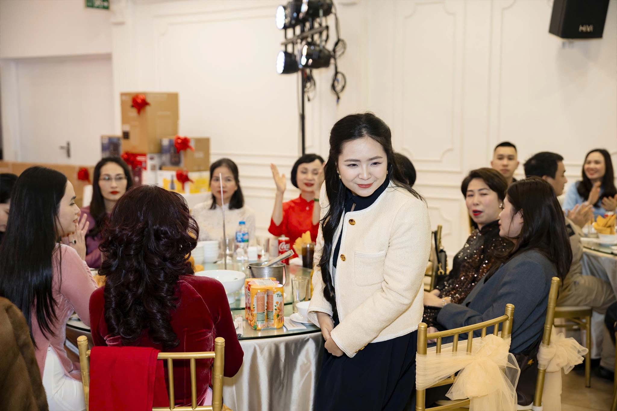 Bà Nguyễn HIền Anh - Phó Tổng Giám đốc Công ty CP Tập đoàn Picenza Việt Nam tham dự buổi Tiệc tất niên 