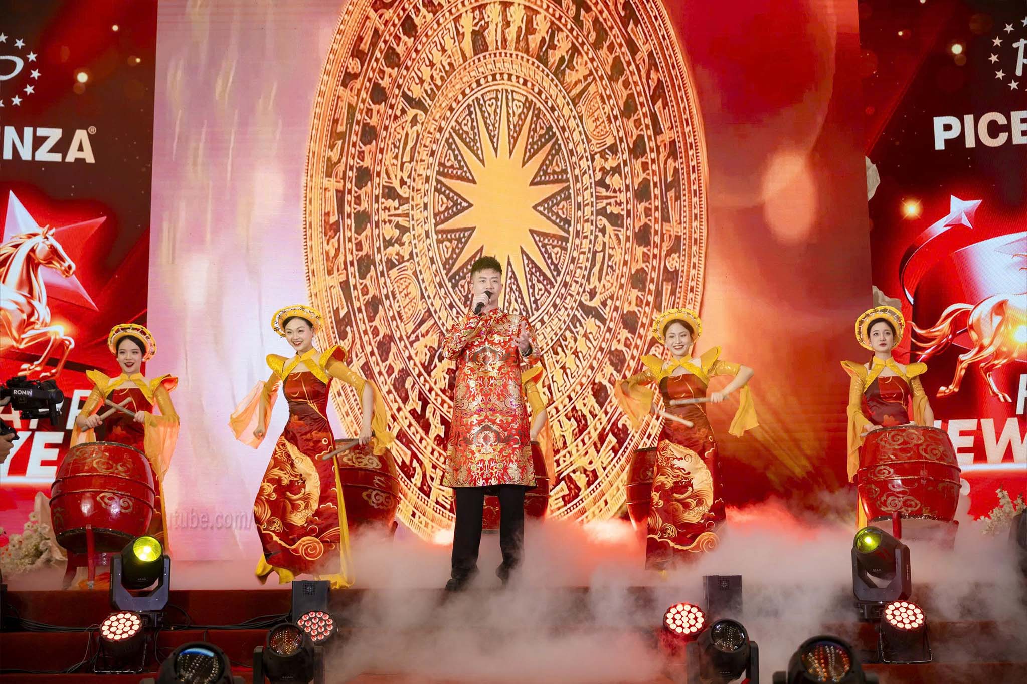 Một số hình ảnh đẹp tại buổi tiệc: