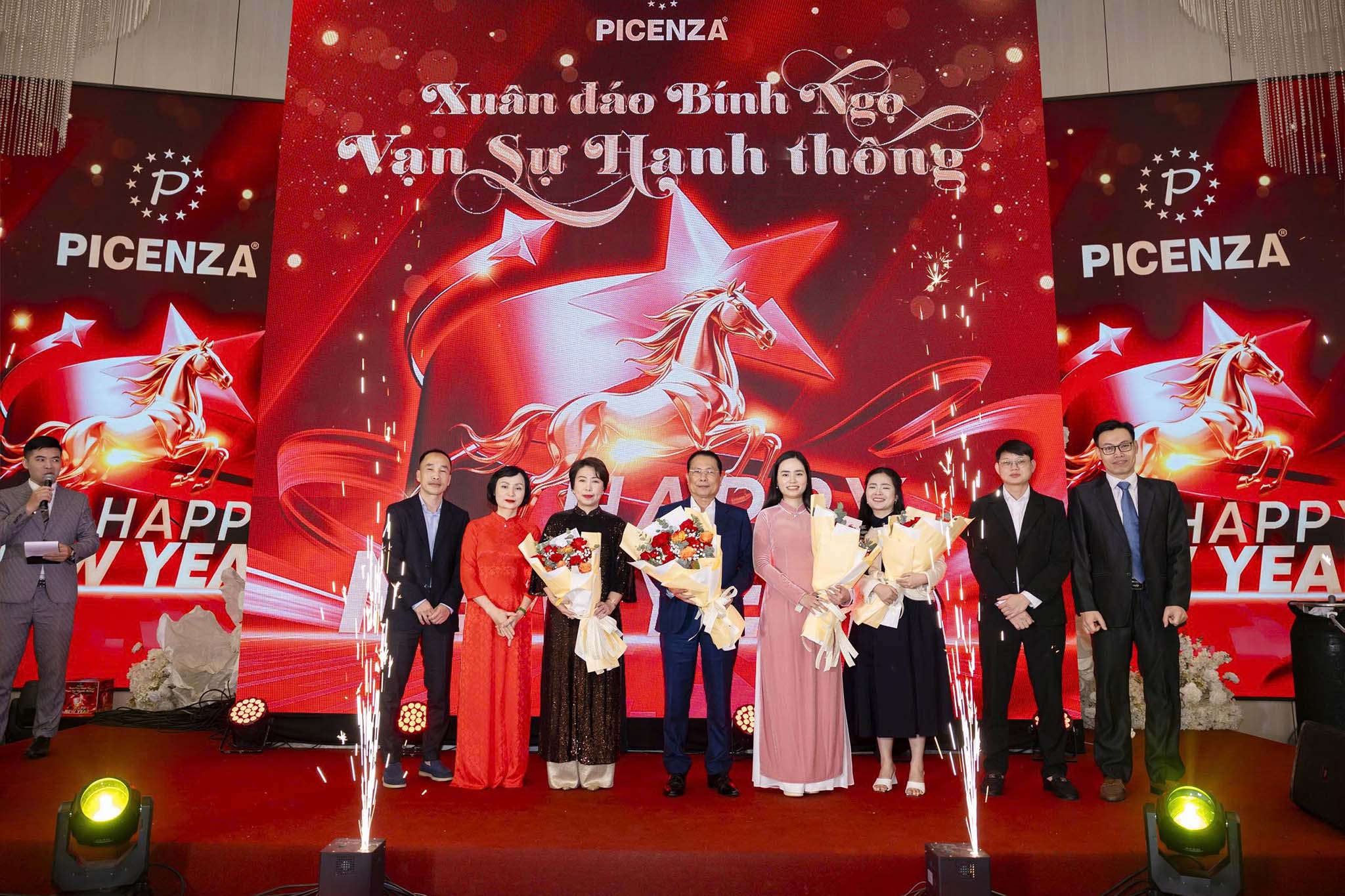 Những bó hoa tươi thắm là lời tri ân đến Ban Lãnh đạo Tập đoàn