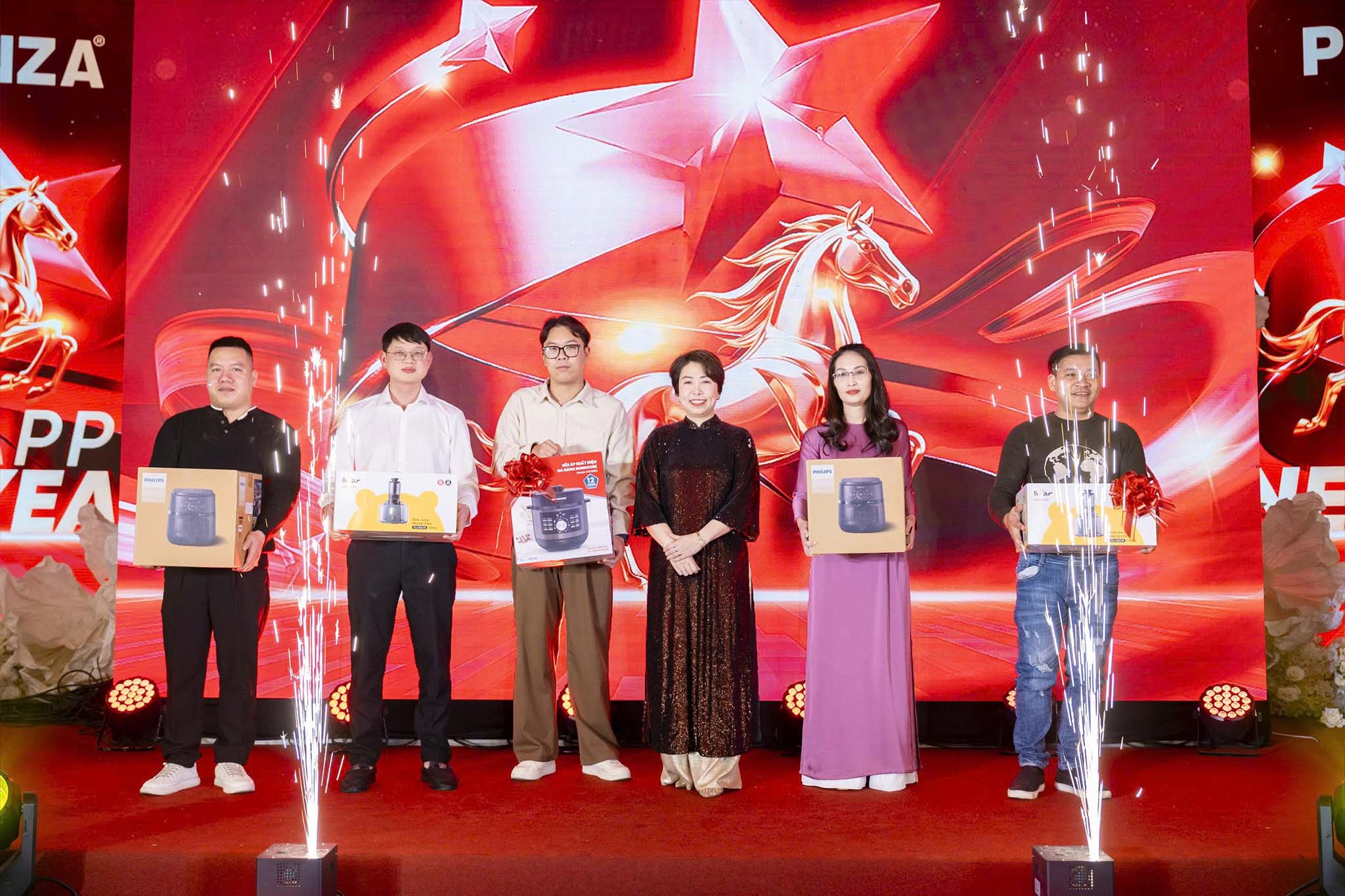 Một số hình ảnh đẹp tại buổi tiệc: