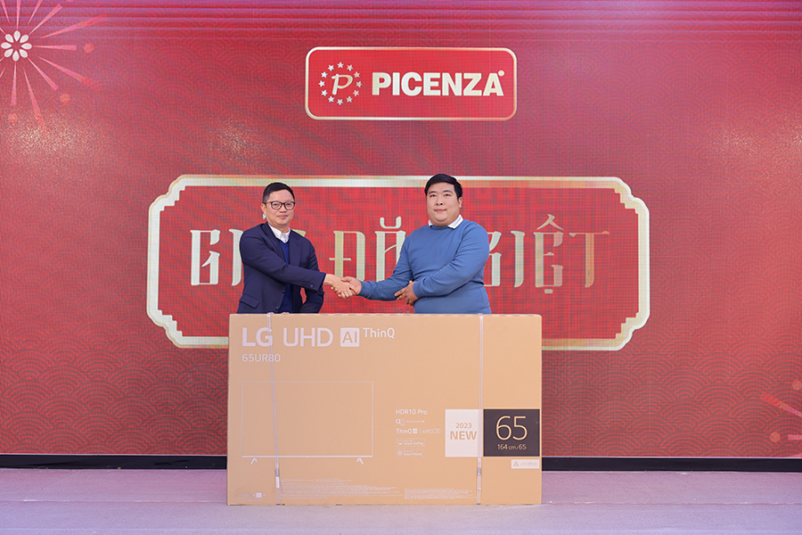 Ông Nguyễn Quang Huy trao tặng Giải thưởng đặc biệt: 01 TV LG 4K 65 inch ThinQ AI