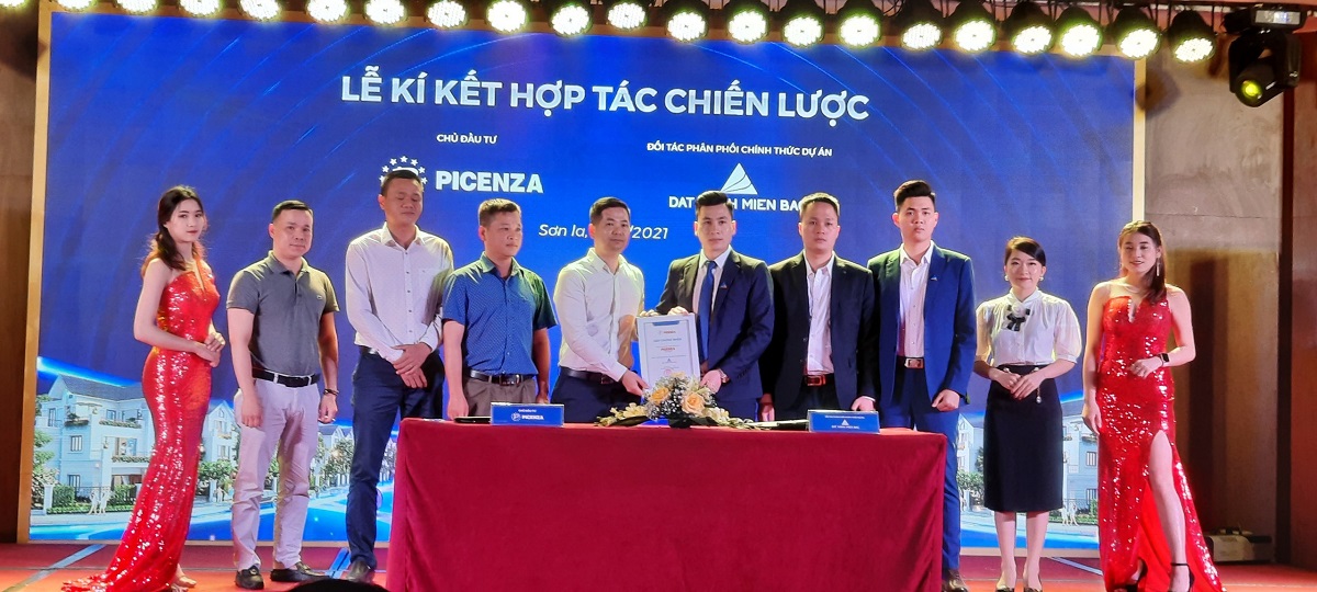 Chủ đầu tư Picenza Việt Nam trao chứng nhận cho Đất Xanh Miền Bắc đơn vị phân phối chính thức dự án 