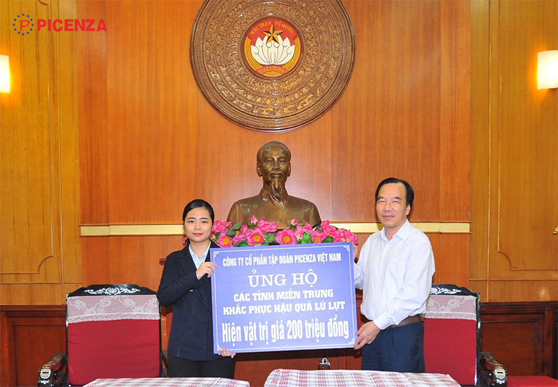Đại diện tập đoàn Picenza Việt Nam ủng hộ miền trung