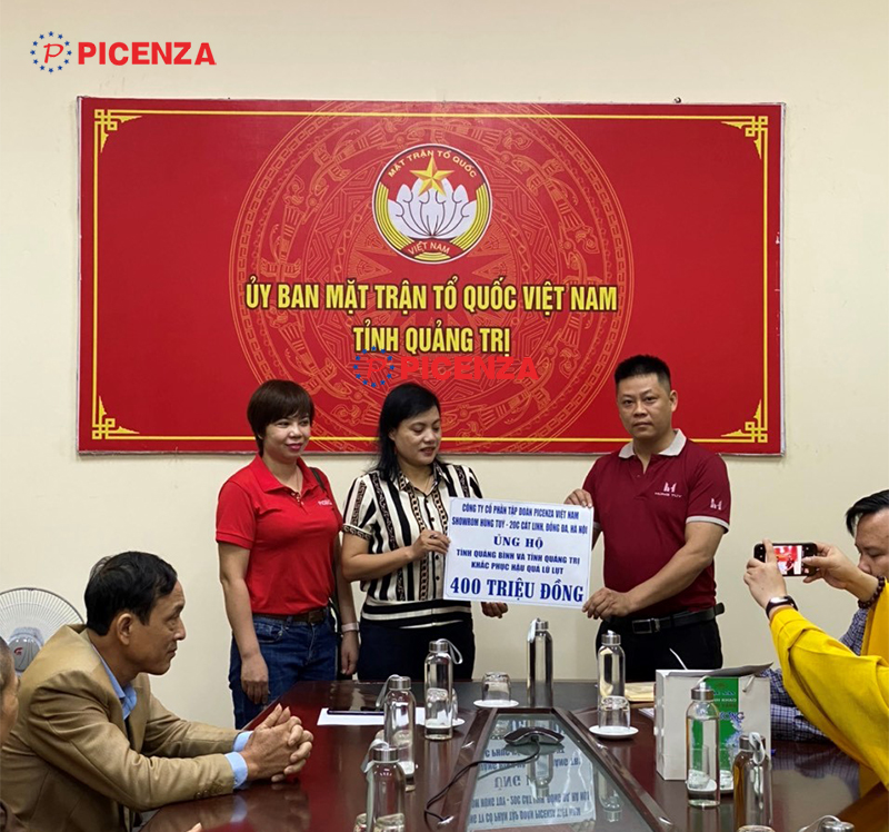 Đại diện Tập đoàn Picenza Việt Nam trao trao số tiền ủng hộ 400 triệu đồng tới UB TƯ MTTQ Tỉnh Quảng Trị.
