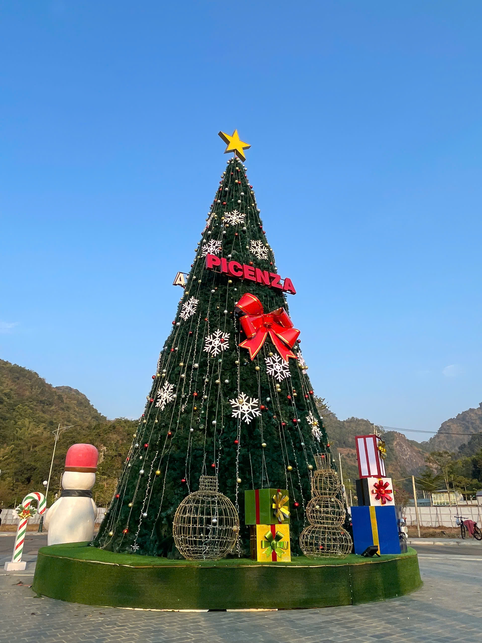 Dưới ánh đèn lung linh, những dải đèn tựa như dải ngân hà rơi xuống trần gian, tạo nên khung cảnh diệu kỳ hiếm có.