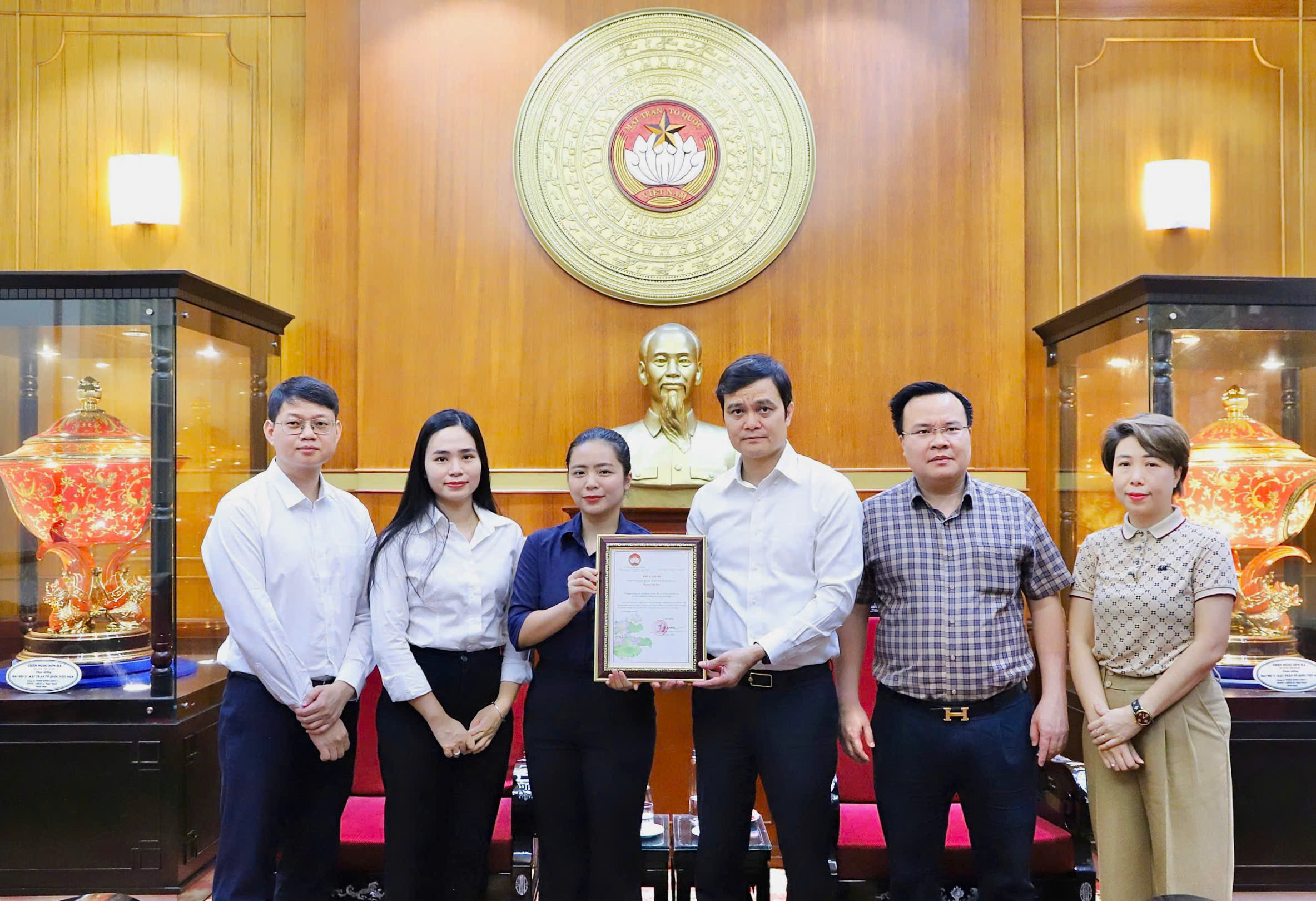 Ông Bùi Quang Huy - Phó Chủ tịch UBTƯ MTTQ Việt Nam, Bí thư thứ nhất Trung ương Đoàn TNCS Hồ Chí Minh trao giấy chứng nhận cảm ơn cho đại diện tập đoàn Picenza Việt Nam, ghi nhận những đóng góp thiết thực của doanh nghiệp trong công tác hỗ trợ đồng bào bị ảnh hưởng bởi thiên tai.