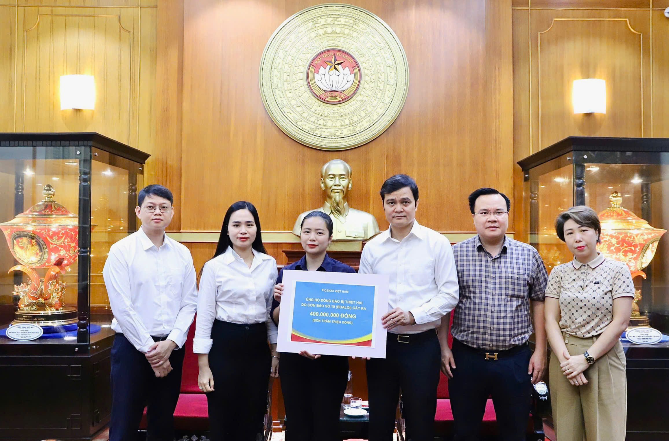 Đại diện Tập đoàn Picenza Việt Nam - bà Nguyễn Hiền Anh, Phó tổng giám đốc, cùng cán bộ, nhân viên tập đoàn trao tặng 400 triệu đồng ủng hộ đồng bào vùng lũ thông qua UBTƯ MTTQ Việt Nam.